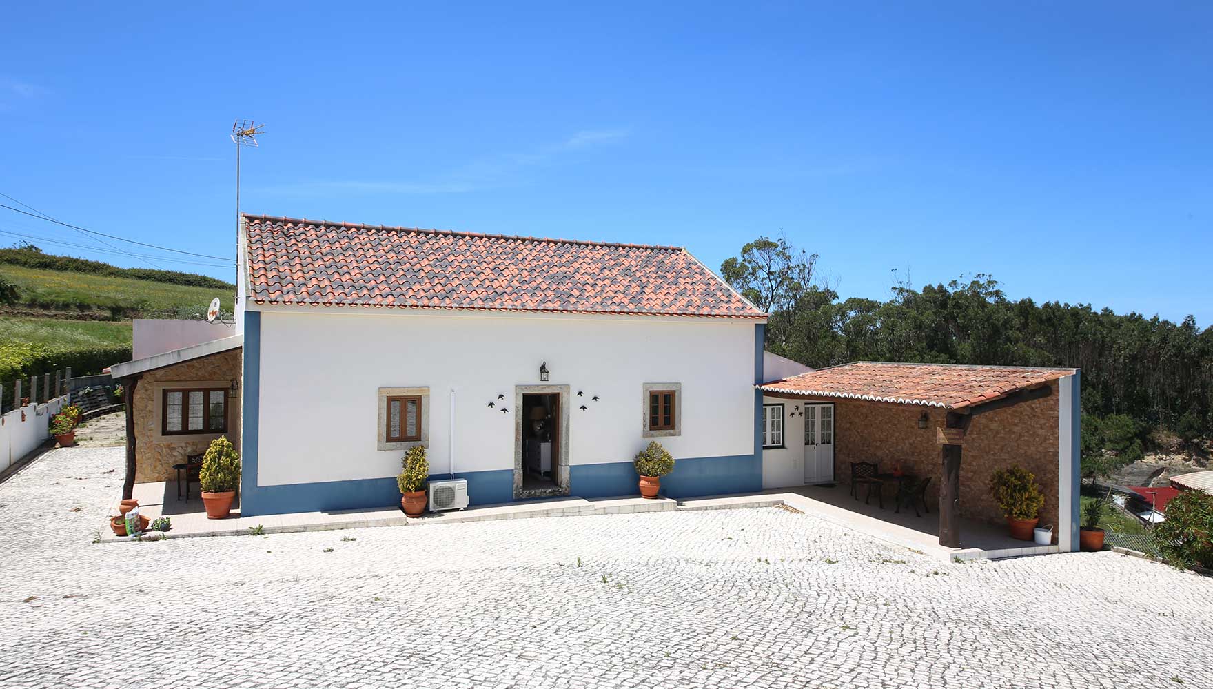 villa, private parking area