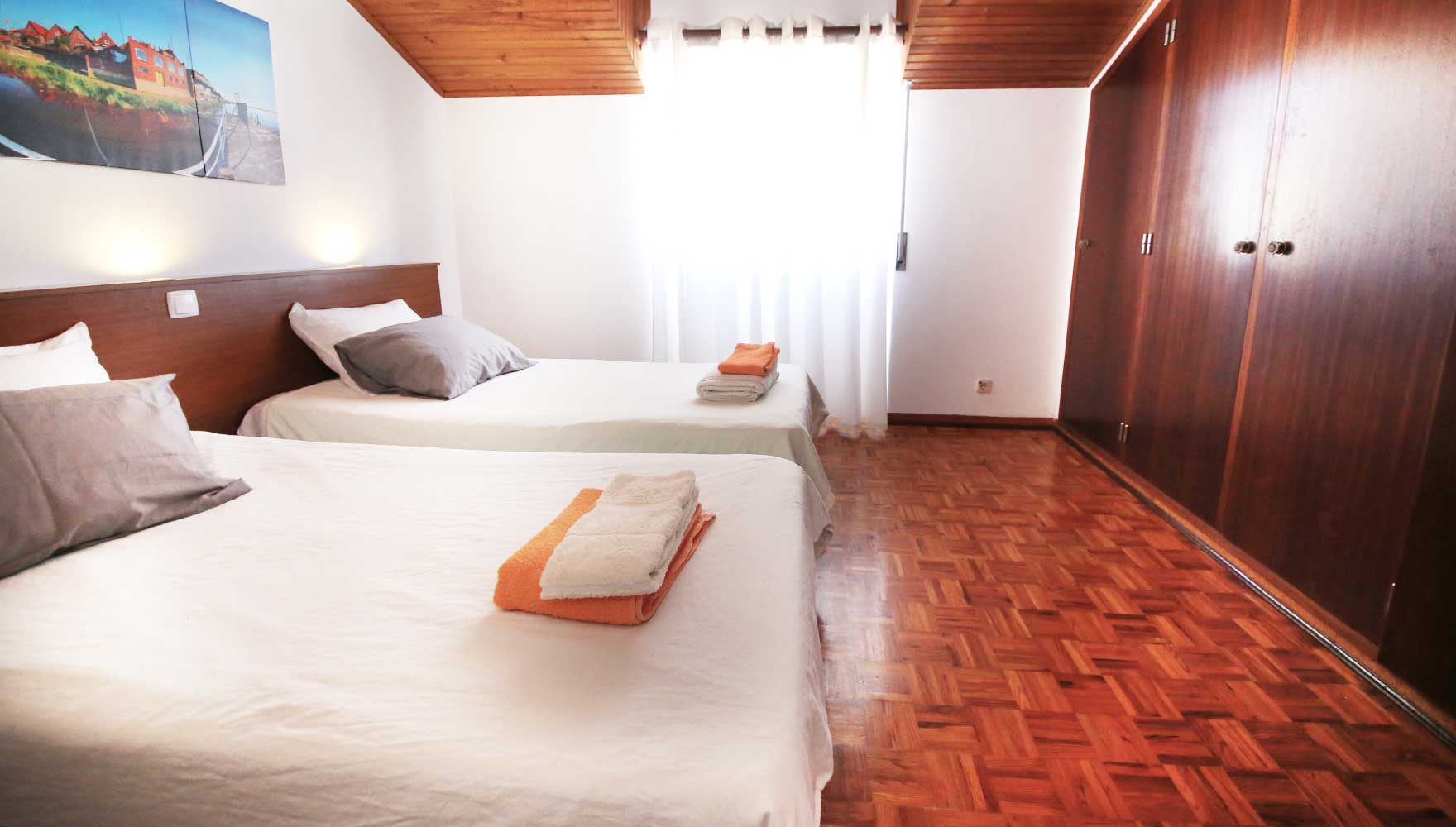 bedroom with 2 single beds