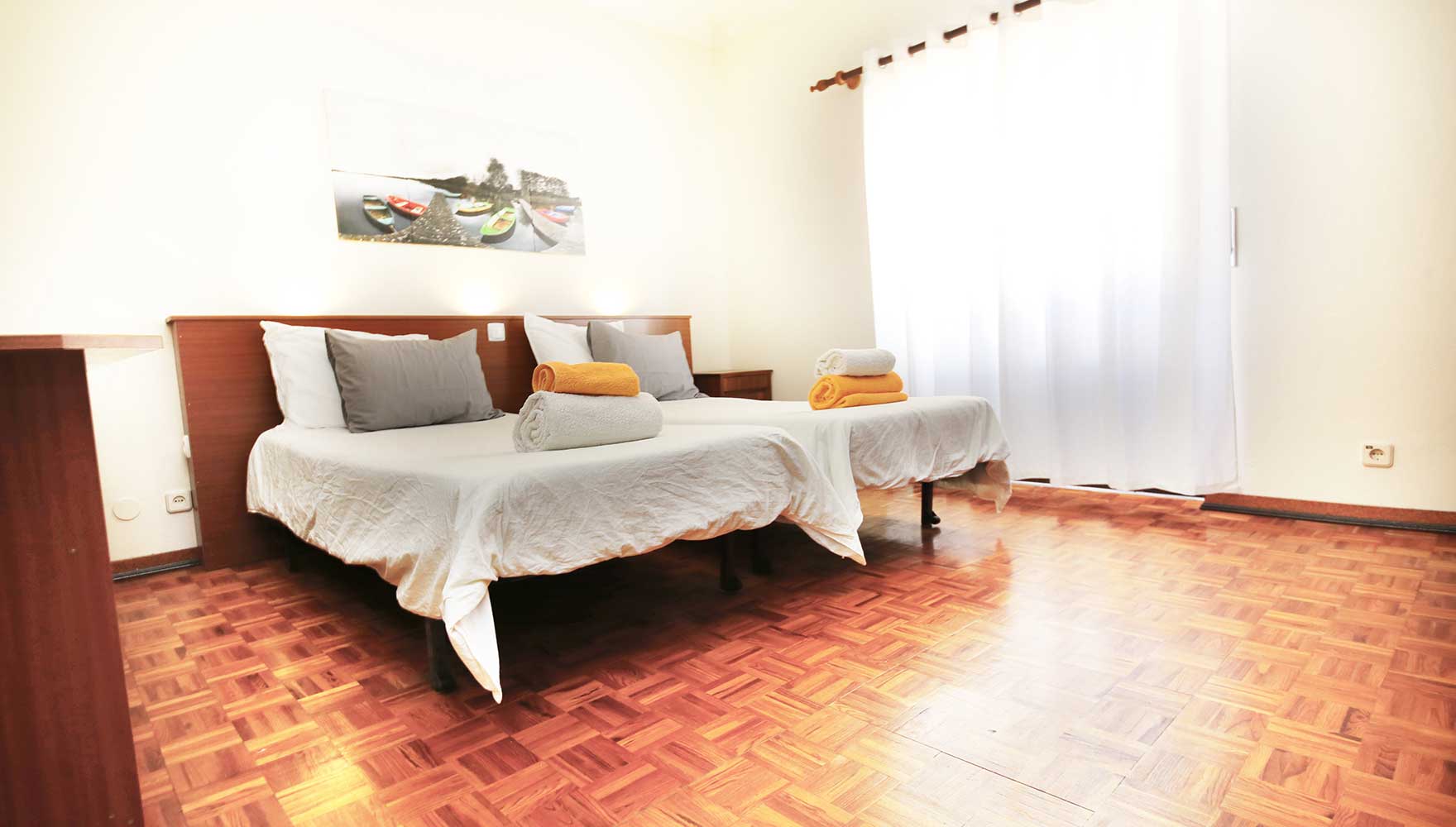 bedroom with 2 single beds