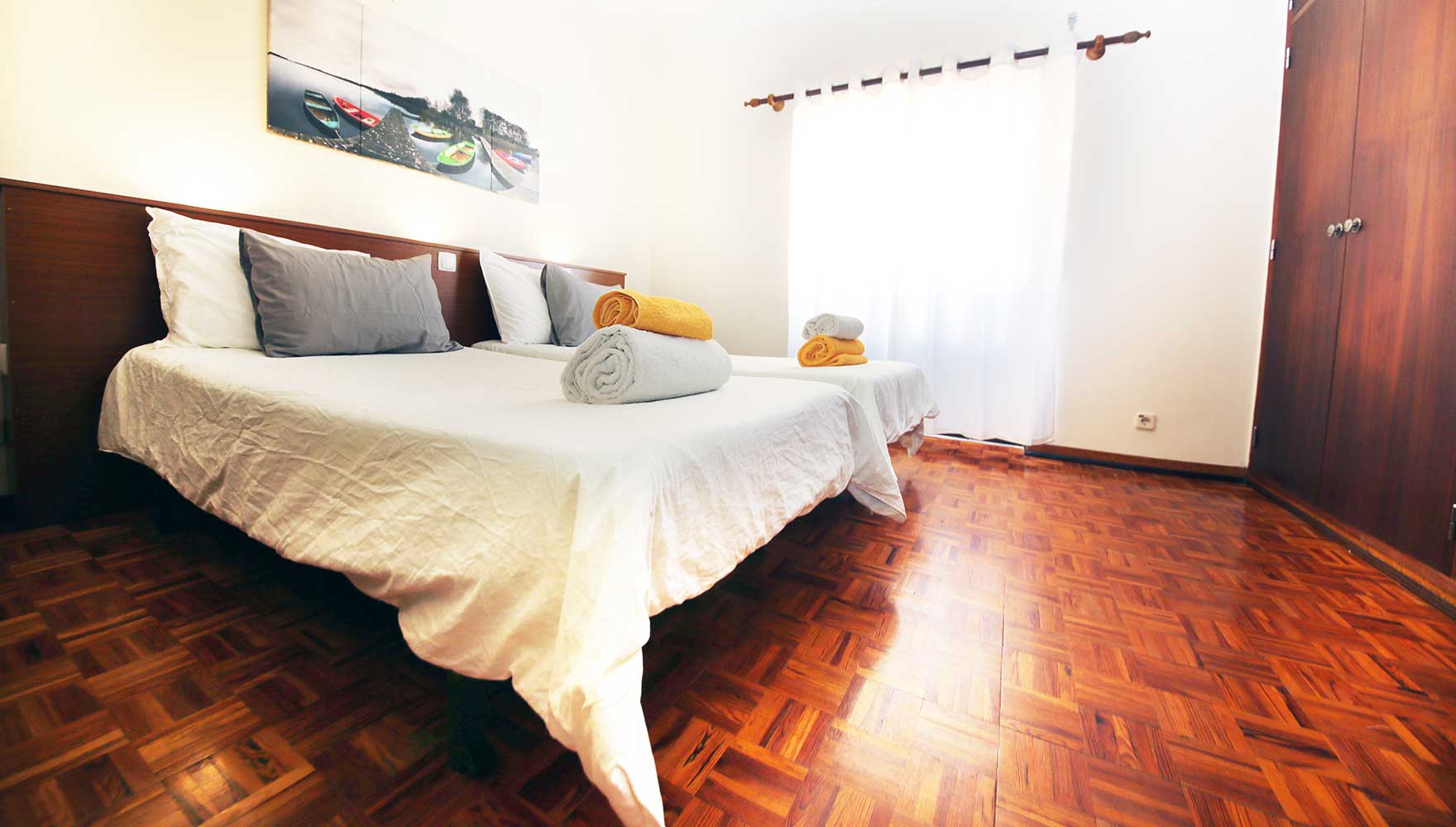 bedroom with 2 single beds